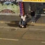 kocaeli-izmitte-bir-sahis-yerdeki-erkegin-yuzune-ayagiyla-basarken-goruntulendi-ltCRTHBS